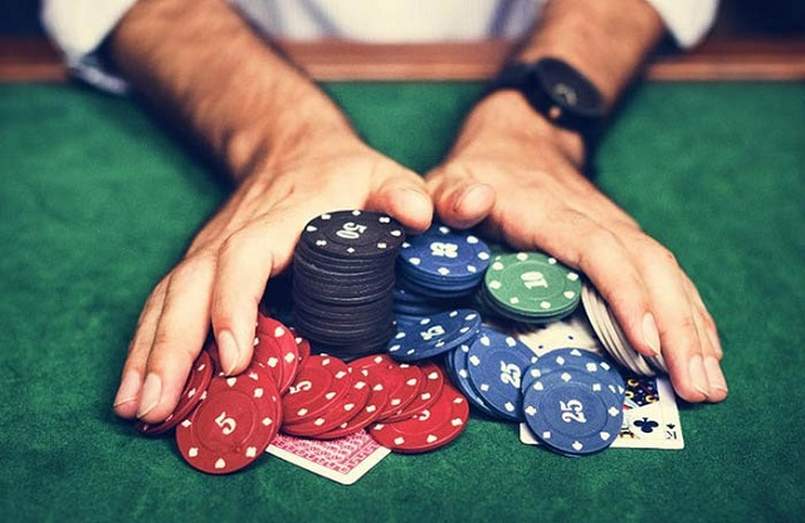 Những thủ thuật chơi bluff trong Poker là gì?